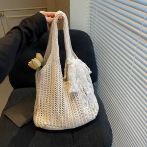 حقيبة شاطئ صيفية من القش للنساء 2026، حقيبة كتف واحدة بتصميم جديد وعصري، مزينة بالدانتيل ومصنوعة منسوجة ومفرغة