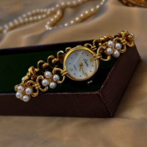 ساعة ذهبية فرنسية جديدة أنيقة مرصعة باللؤلؤ قابلة للوصول إليها فاخرة ريترو أنيقة أنيقة موضة ساعة نسائية مستديرة لؤلؤة الأم مقاومة للماء 30 مترًا، مناسبة للارتداء اليومي وتزيين المعصم أو هدايا عيد الميلاد